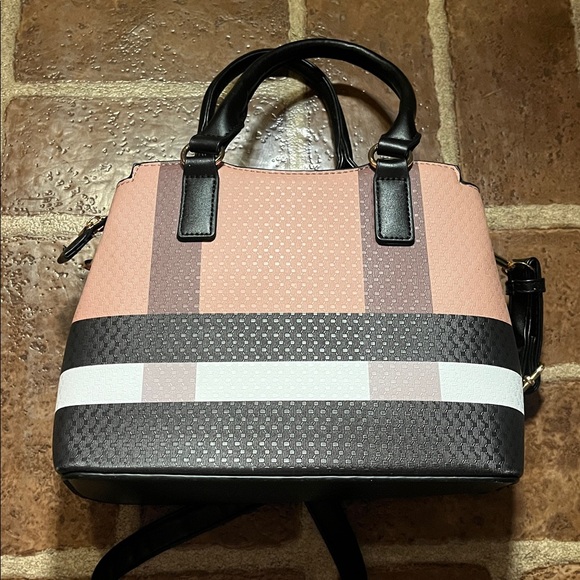 Elegant Black and Tan Handbag - Picture 4 of 8